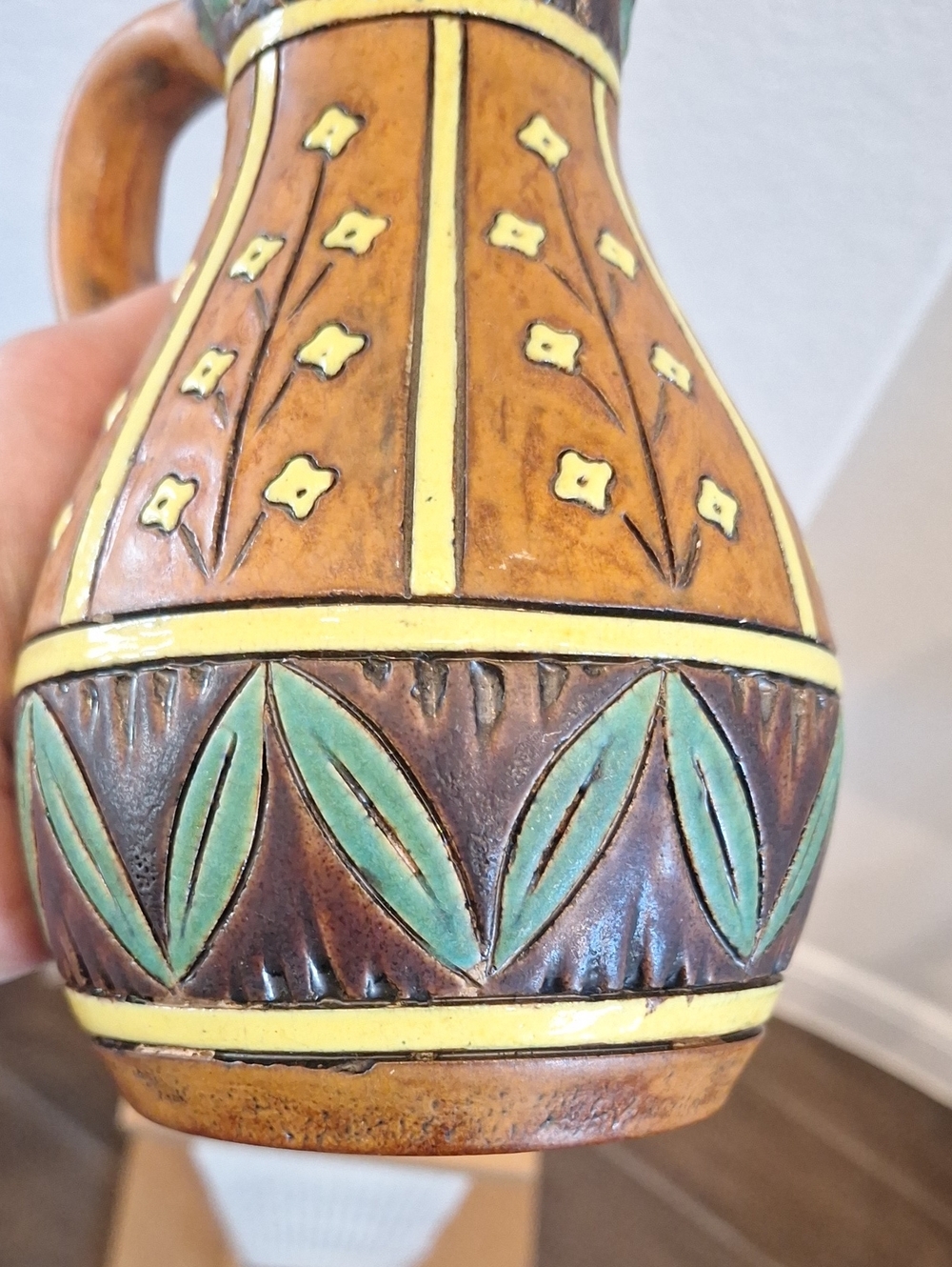 Vintage Artist Signed Folksy Artsy Floral Leaf Pottery Pitcher Vase Bari Logue - Picture 7 of 7